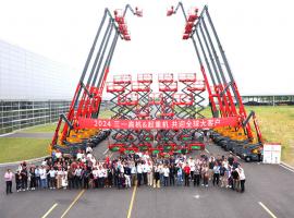 一百分翻譯服務(wù)助力“全球大客戶(hù)峰會(huì)”：多語(yǔ)種接力同傳，確保會(huì)議無(wú)縫溝通